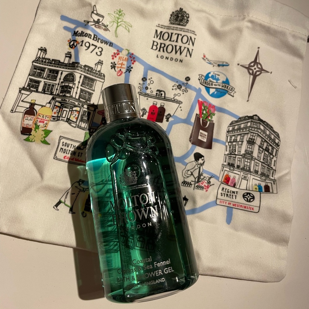 Molton Brown shower gel. Amazing smell! Perfect for gifting too.cute dust bag🌺